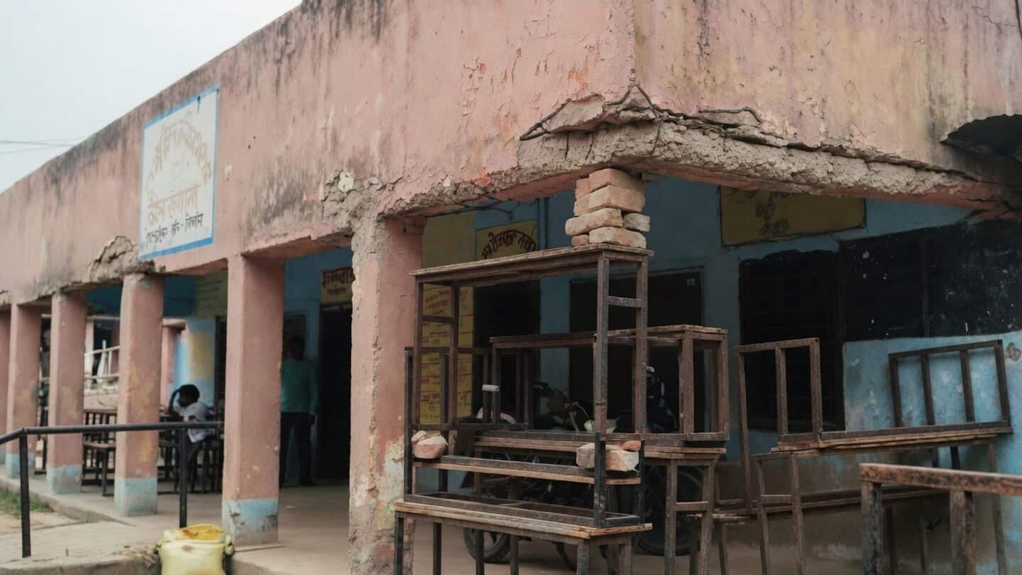 बिहार के दरभंगा में स्कूल का खंभा ढहा, 191 बच्चे खुले में पढ़ने को मजबूर