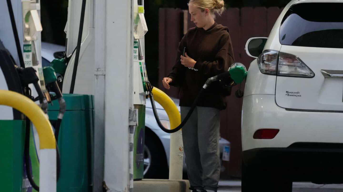 US gas average $4 amid oil rise and U.S.-Iran tensions