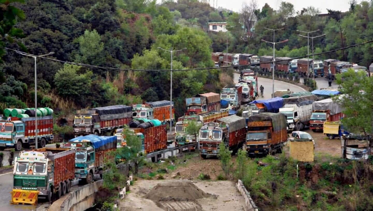 Heavy landslides shut Jammu-Srinagar highway 3rd day blocking Banihal-Qazigund tunnel