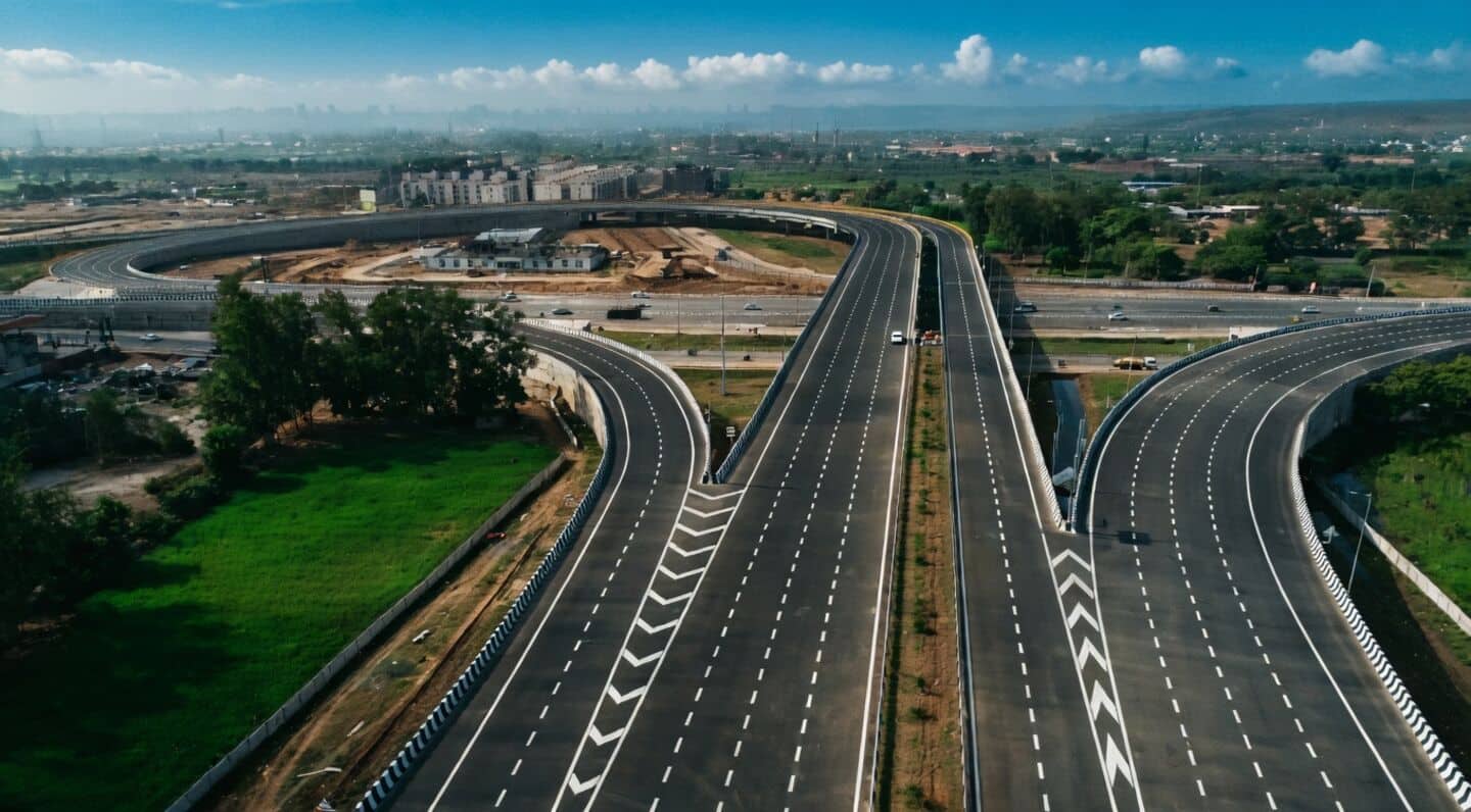 Lucknow Kanpur expressway opens Monday reduces travel to 40 minutes