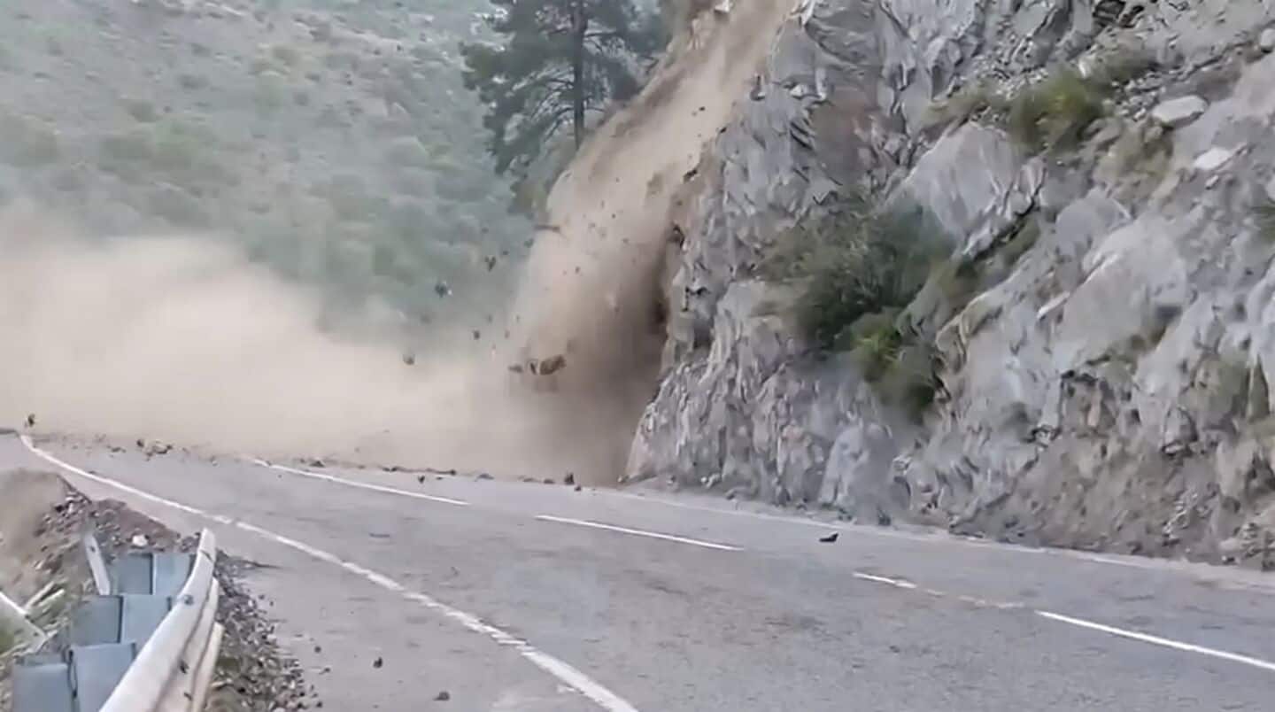 Massive landslide and bridge collapse paralyze Jammu Doda Kishtwar travel