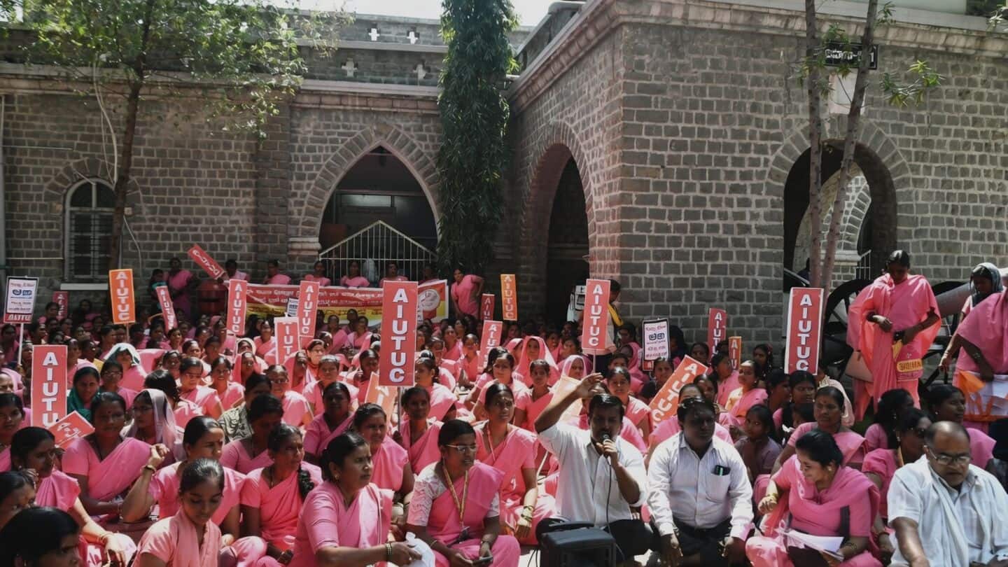 Karnataka ASHA workers protest seeking ₹15,000 honorarium and app support