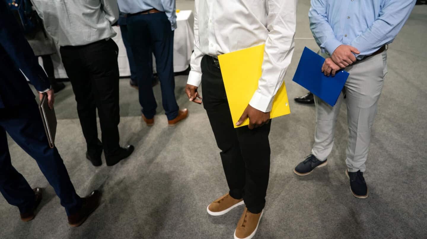 US jobless claims stay below 200,000 for 3rd straight week