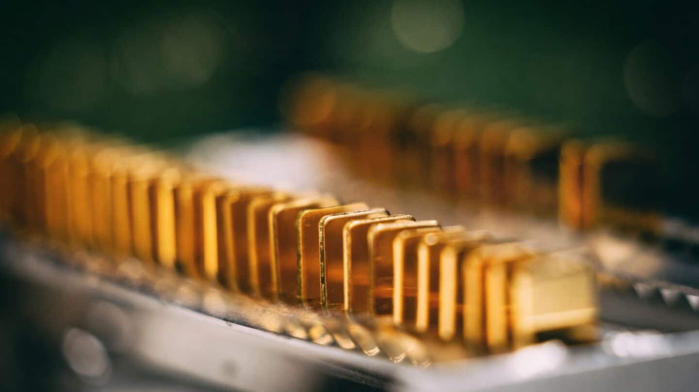 Gold drops 24% to about $4,085 amid 12% quarterly slump