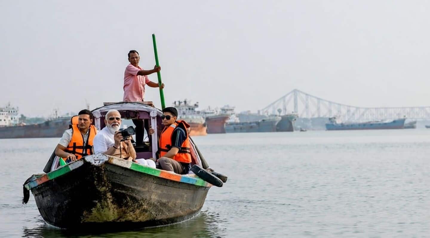 Narendra Modi takes boat ride on Hooghly in Bengal campaign