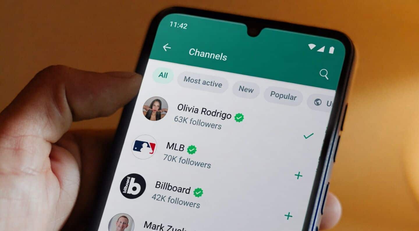WhatsApp beta for iOS introduces animated chat wallpapers, theme controls