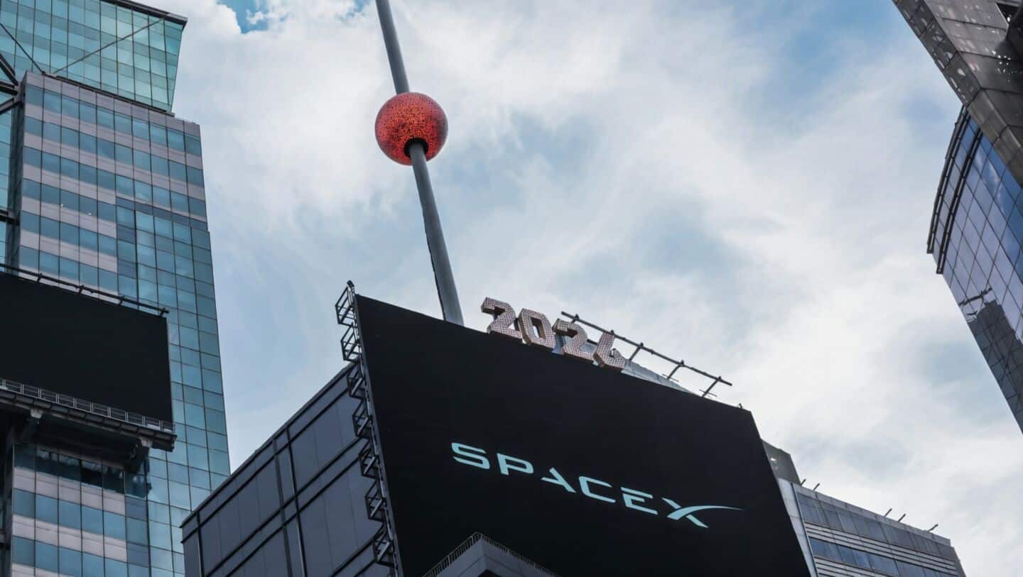 SpaceX shares drop 5% premarket to $147 after $400B loss