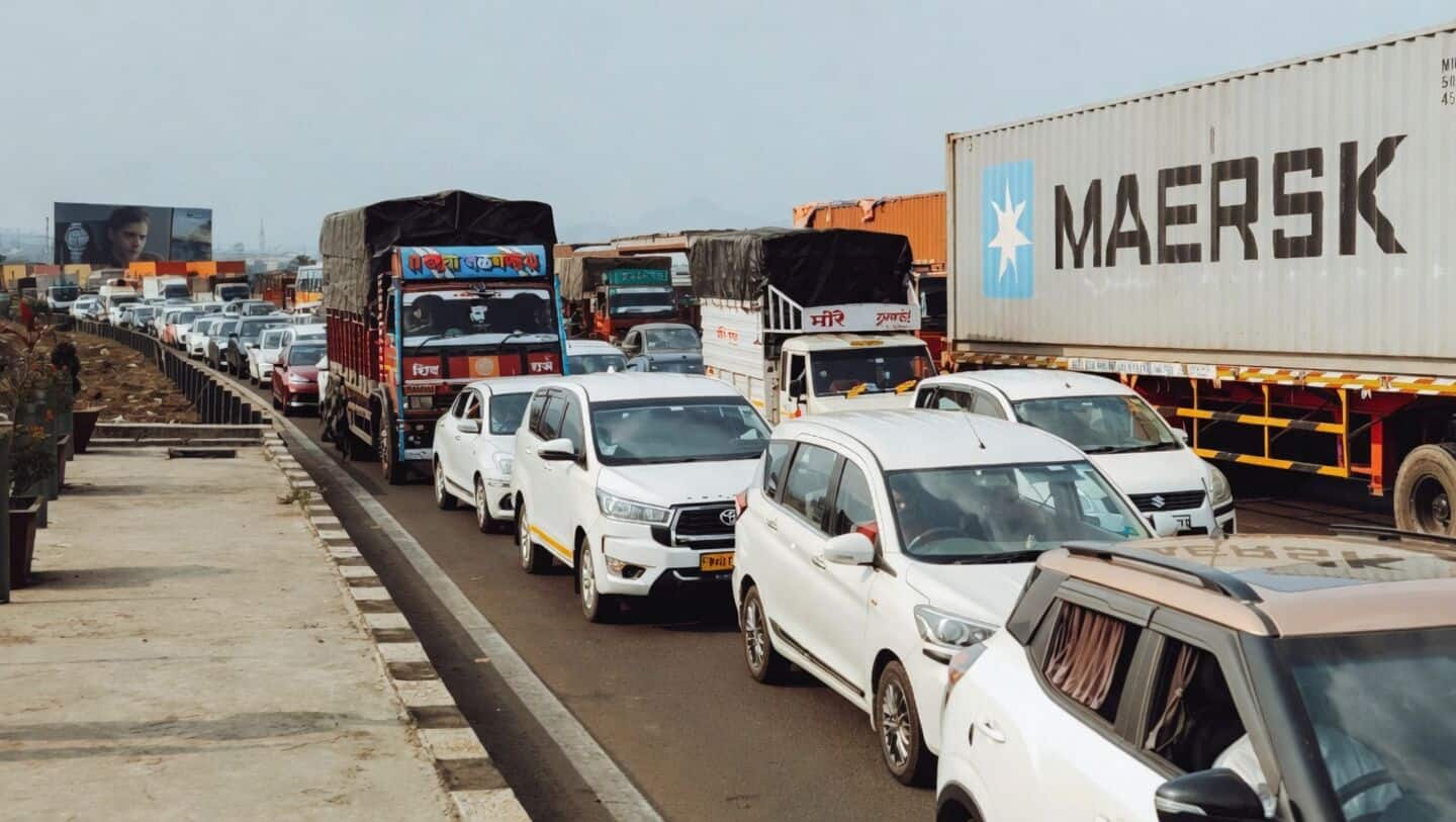 Crane breakdown at Juhu Circle snarls traffic, strands commuters