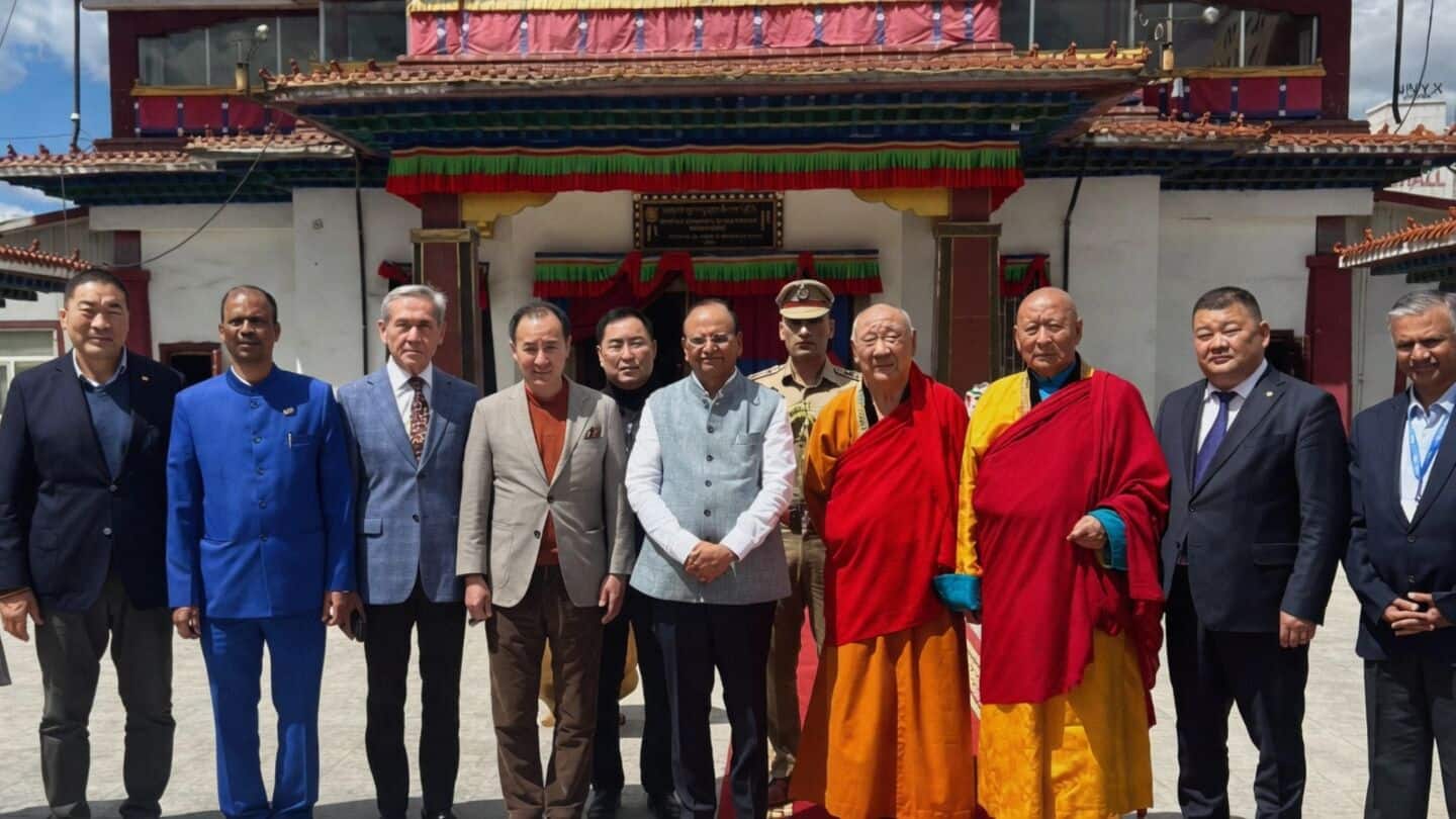 Vinai Kumar Saxena honors 19th Kushok Bakula Rinpoche in Mongolia