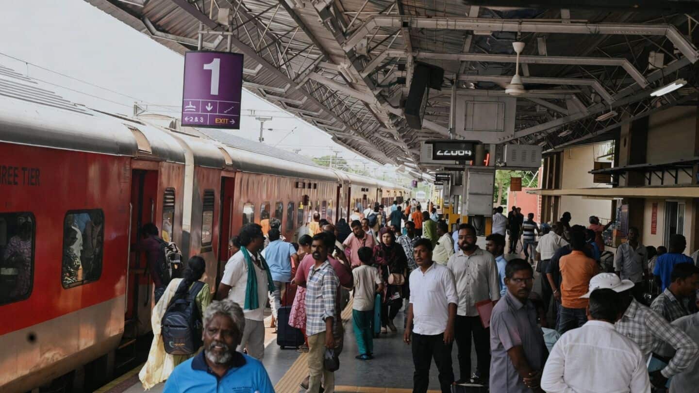 Indian Railways to fine noisy passengers on trains, urges earphones