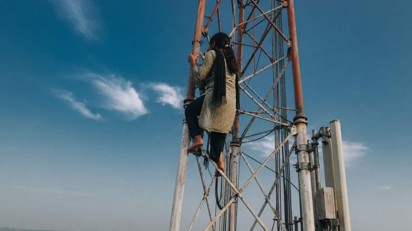 Bokaro teenager climbs 100-foot mobile tower to protest boyfriend's arrest