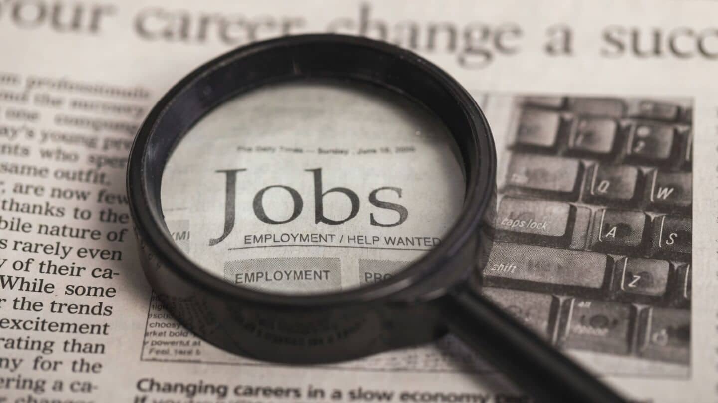US jobless claims rise to 209,000 as average stays unchanged