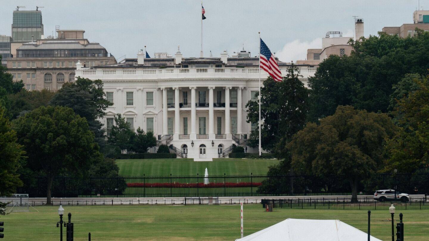 White House urges AI companies to pause amid safety concerns
