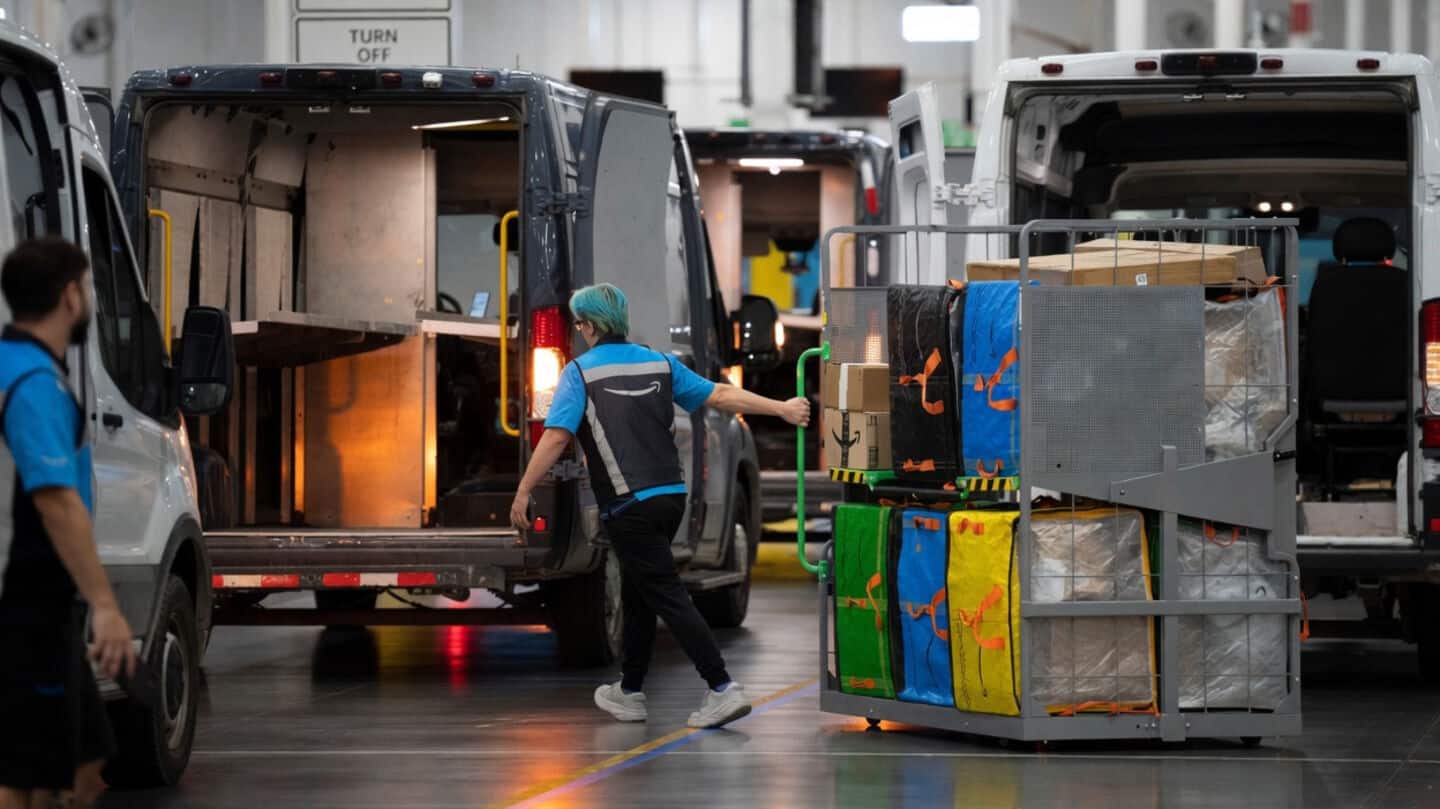 Amazon raises eligible full-time US operations minimum to $20