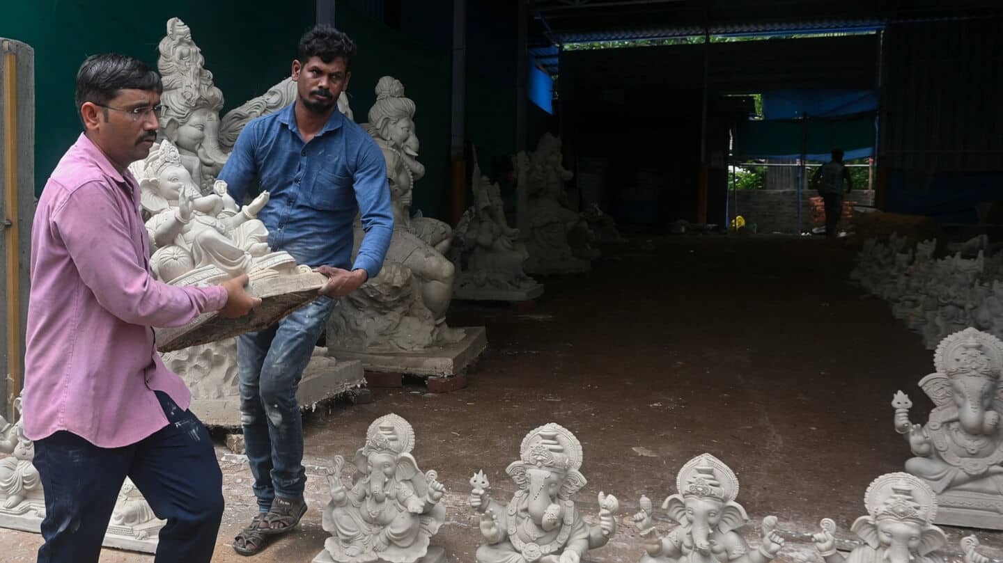 Floods hit Hamrapur Johe Tambadshet before Ganeshotsav, artisans scramble