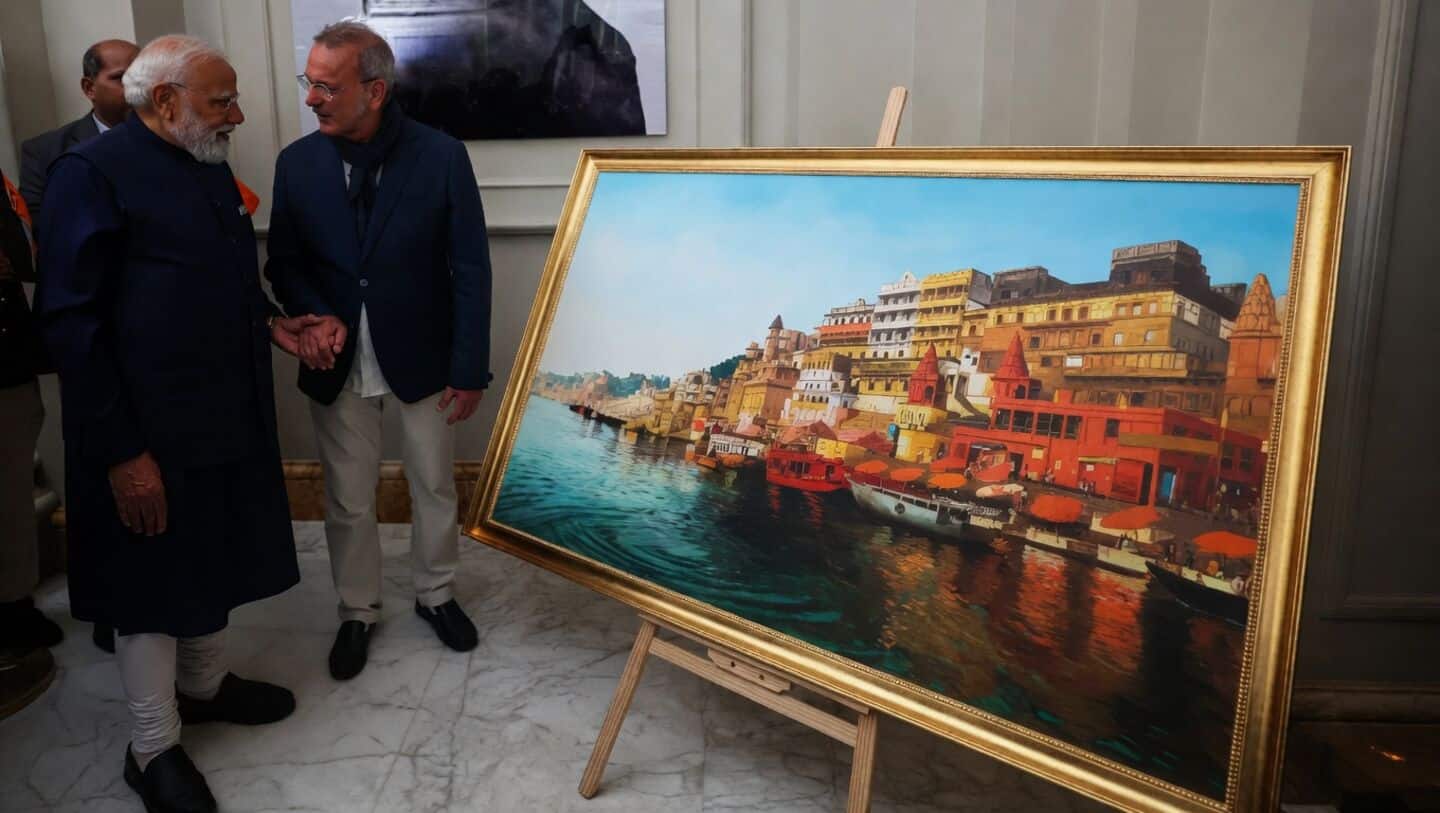 Narendra Modi accepts Varanasi ghats painting from Tomassetti in Rome