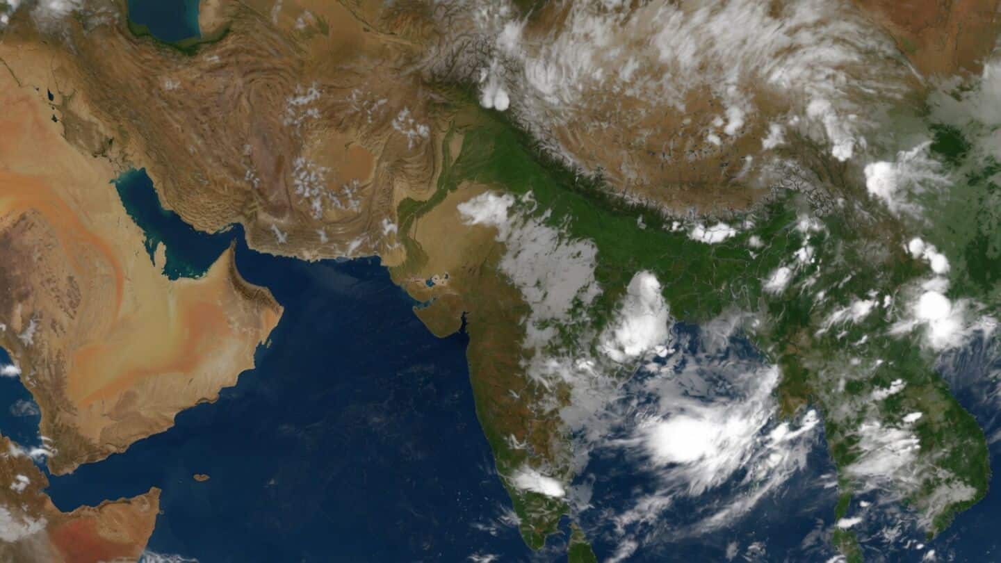 Delhi-NCR gets dust storms heavy rain and 90km/h winds