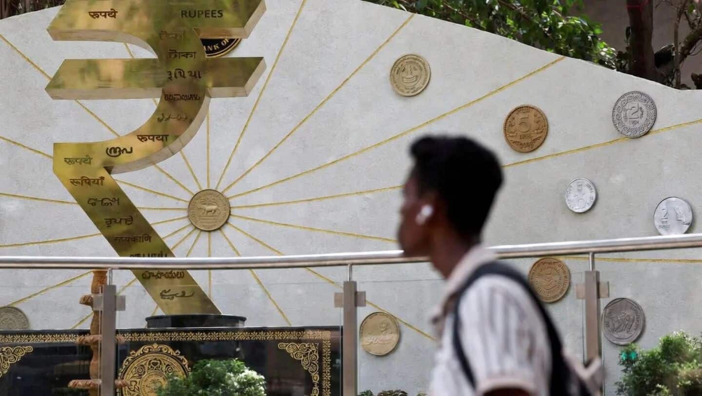 Indian rupee falls to 94.10 against USD 4th straight day