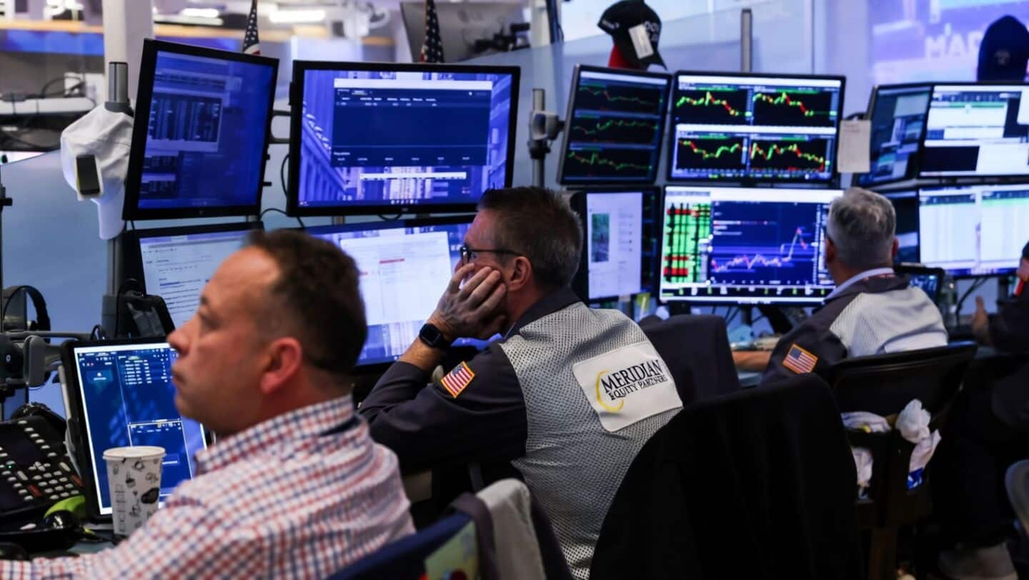 US stocks inch higher on AI optimism, oil price drop