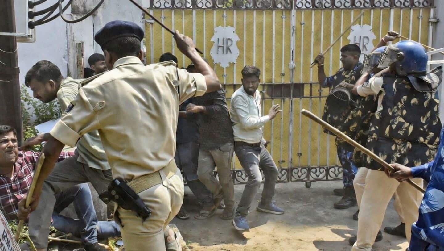 Patna police baton charge teaching job aspirants protesting TRE-4 delay