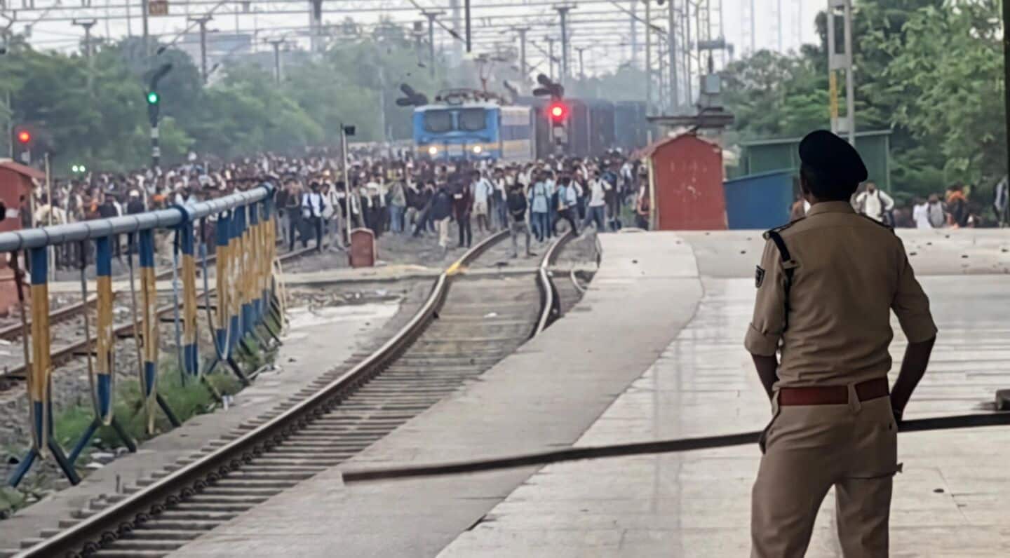 Patna protesters miss excise constable exams, police use tear gas