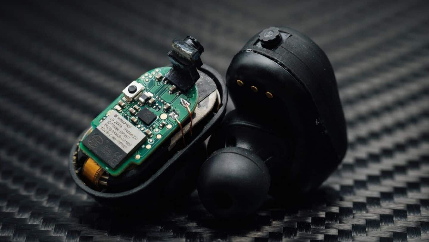 University of Washington modifies Sony WF-1000XM3 into AI-enabled VueBuds