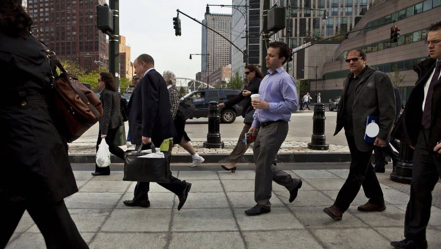 US job market defies recession fears as continuing claims drop