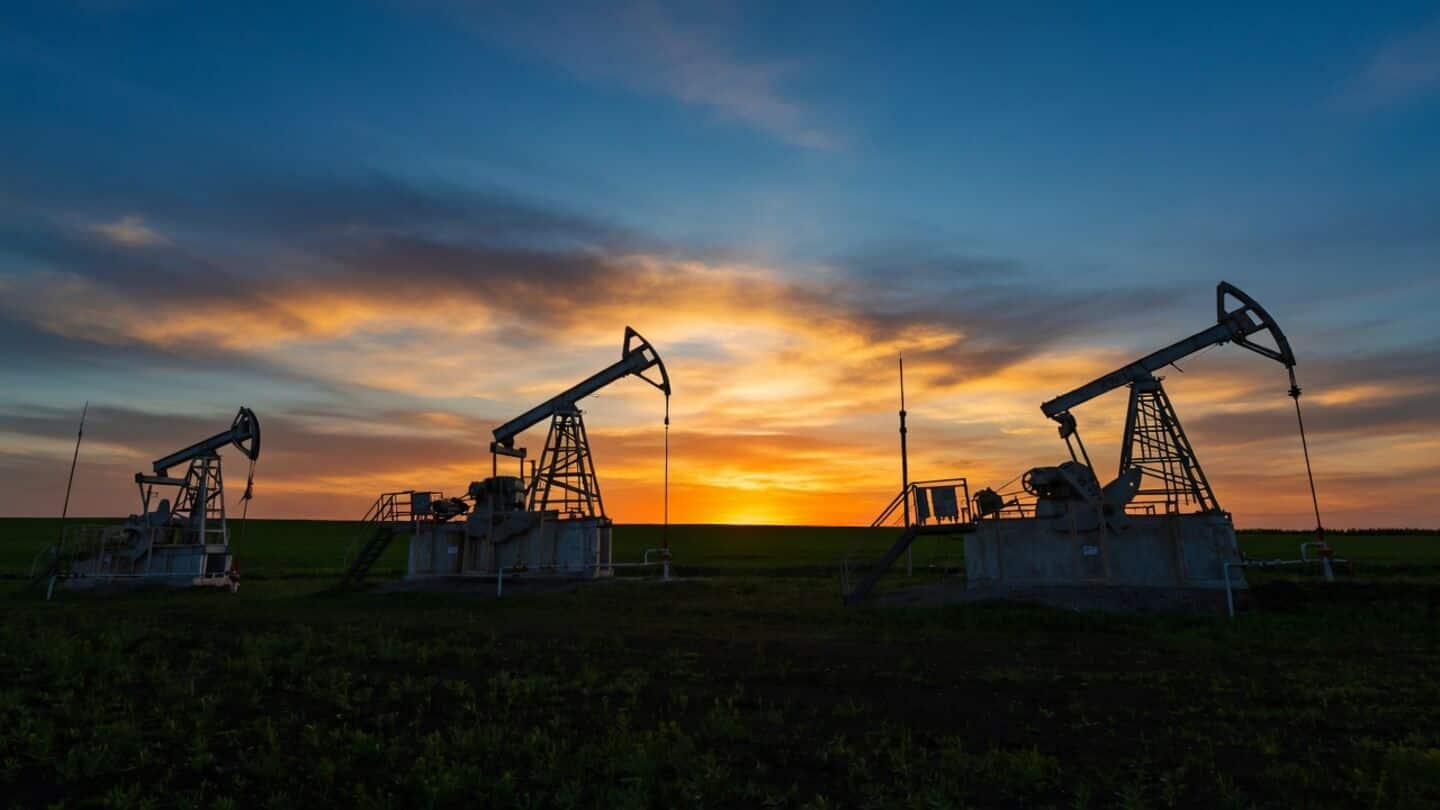 Oil prices fall as Iran and Oman discuss Hormuz navigation