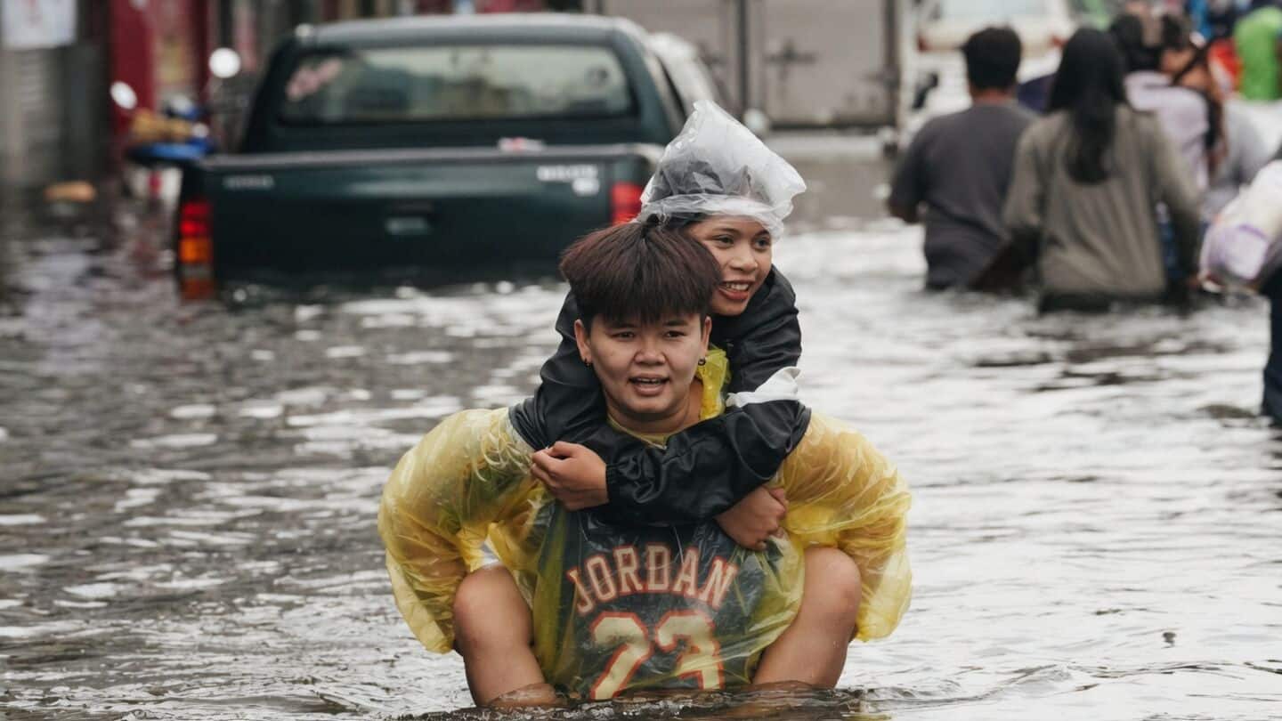 Massive Thailand floods leave at least 8 dead, 545,000 affected