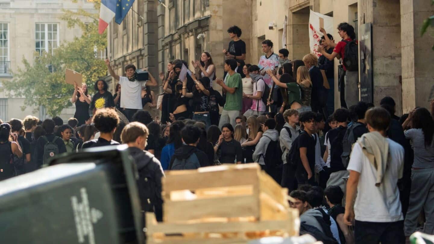 French students protest overcrowded classrooms, over 5,000 arrested, 190 injured