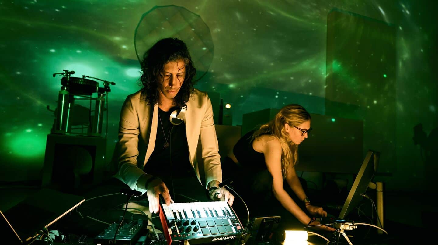 Packed Heft Gallery hosts Zelinskie and Mujica's 'Redshift' immersive show