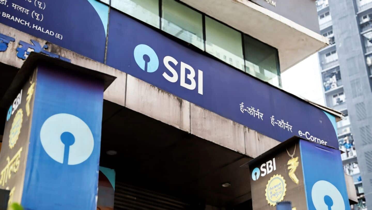 SBI shares slip over 3% to ₹984 after underwhelming Q4FY26