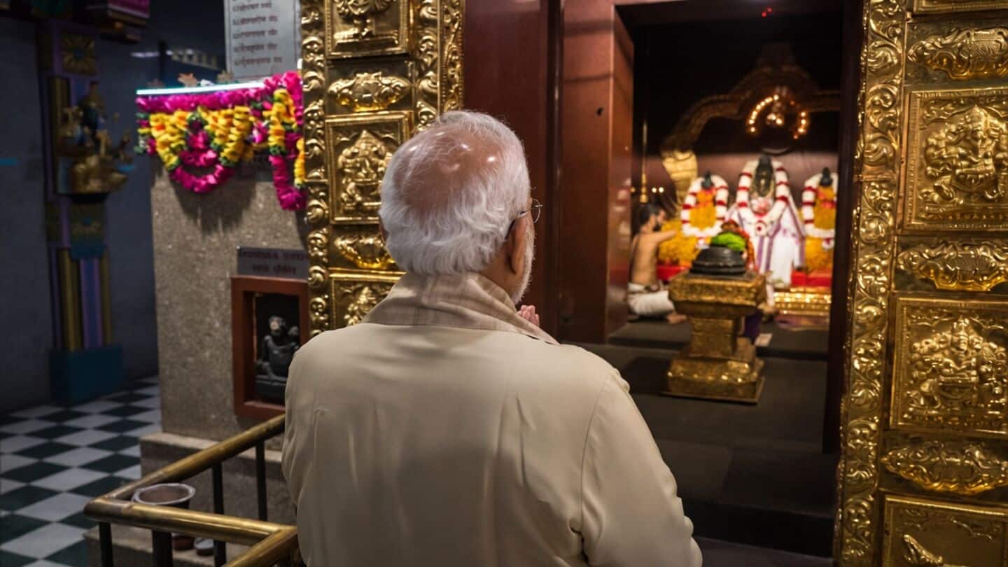 Narendra Modi completes 25 years in government, offers prayers
