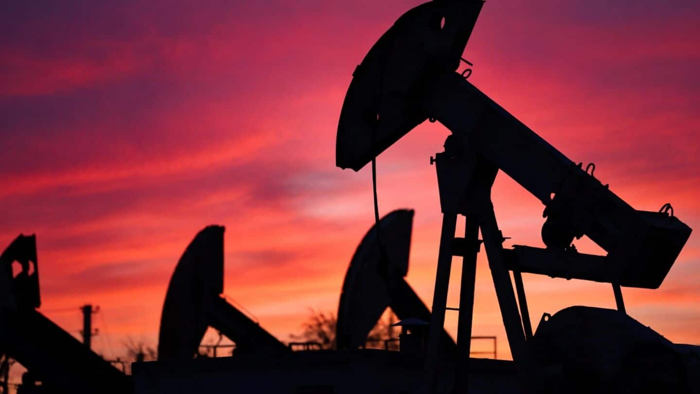 Saudi cuts August Asia oil price $1.50 below Oman-Dubai average