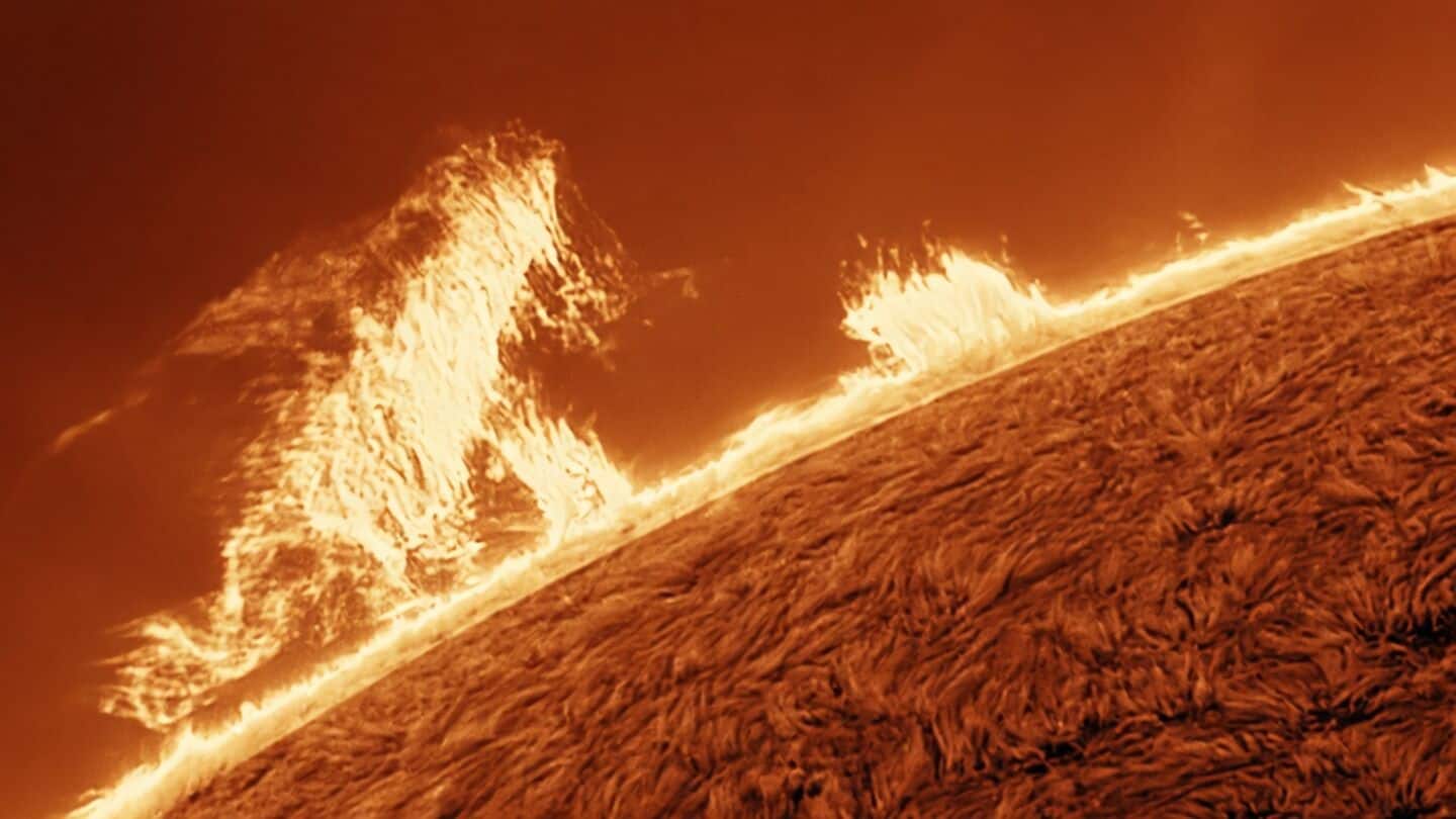 Arizona astrophotographer Mark Johnston captures human-shaped solar prominence from backyard