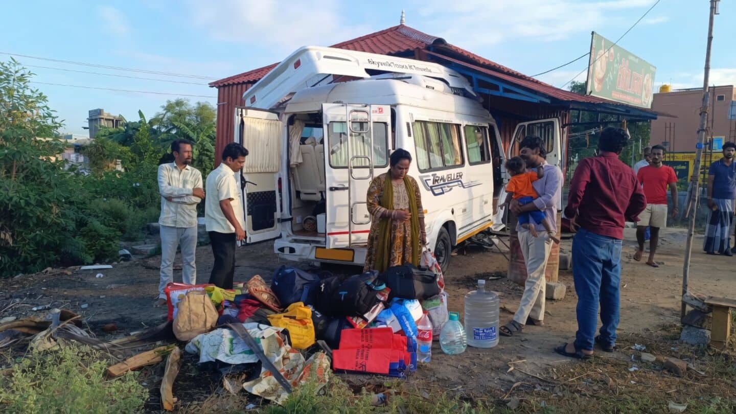 Van with 13 devotees crashes in Athiyur, 5 injured