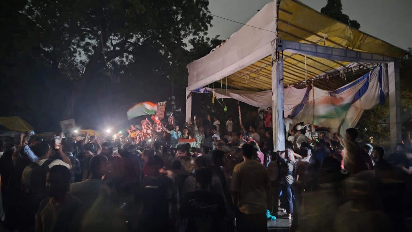 Late night Jantar Mantar protesters persist despite rain, lights out