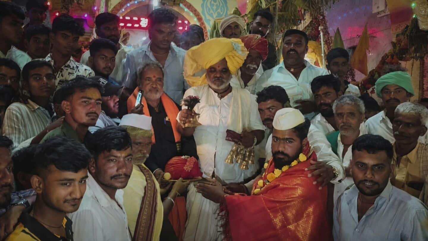 Lakshmana Kurani bids ₹8L+1 for sacred coconut at Malingaraya Jatre