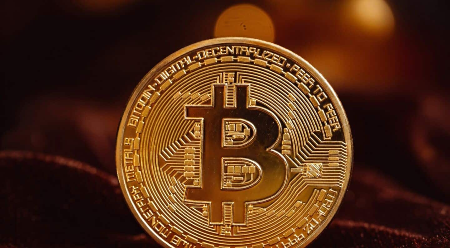 Bitcoin holds at $62,600 as Ethereum stays flat, investors cautious