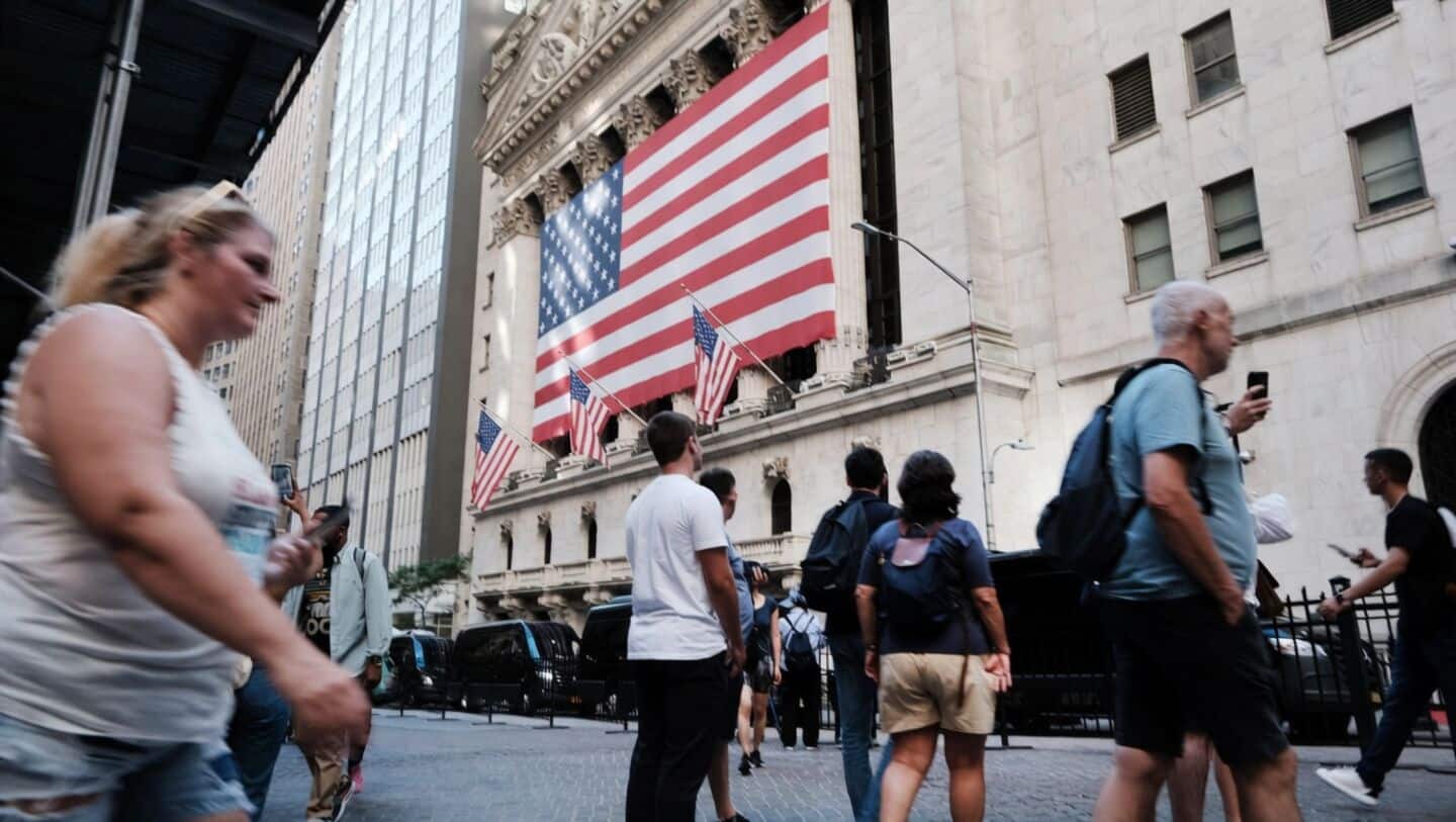 US April job openings 7.62 million as layoffs fall
