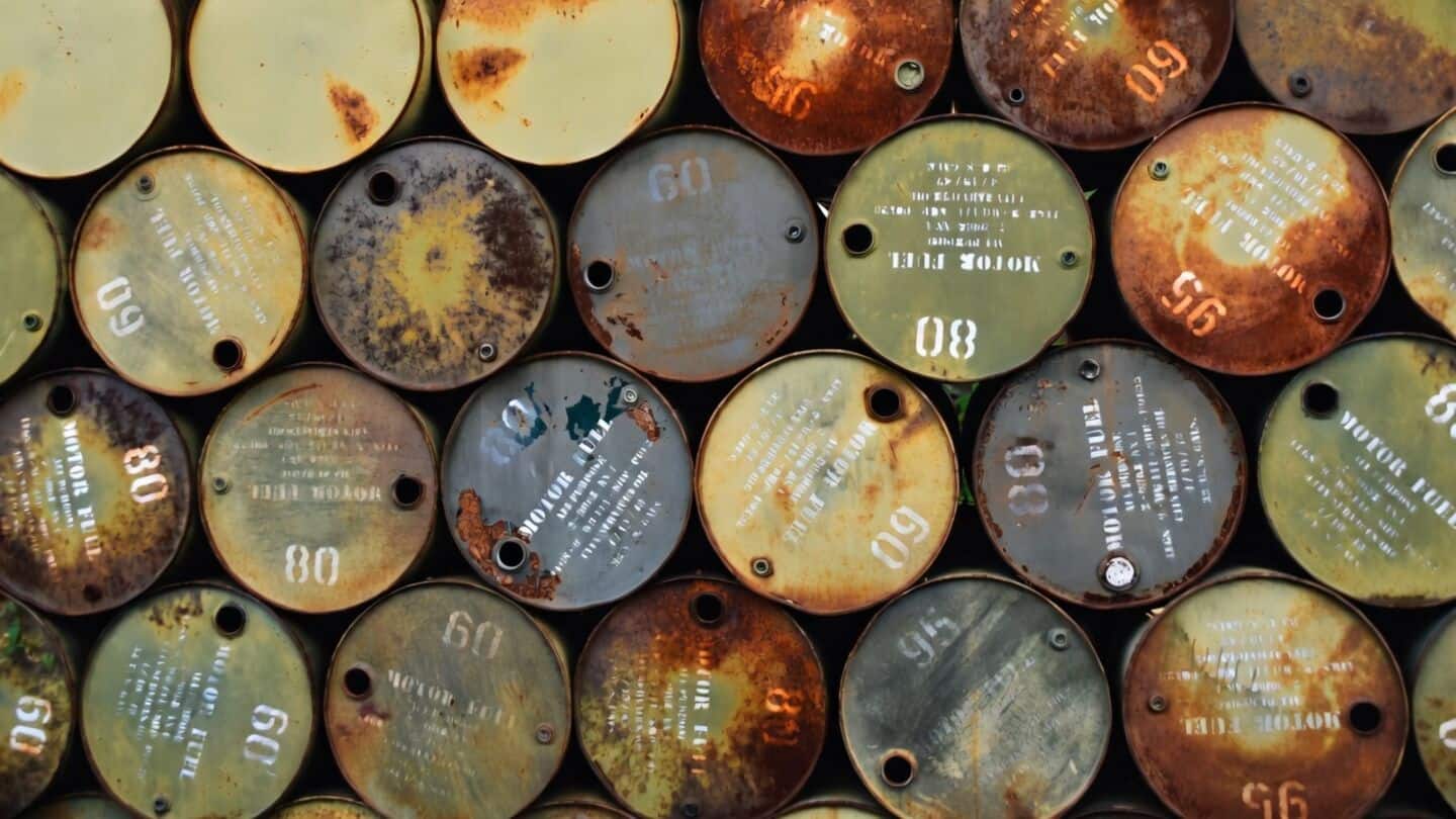 China suspends oil product exports, Brent crude rises above $100
