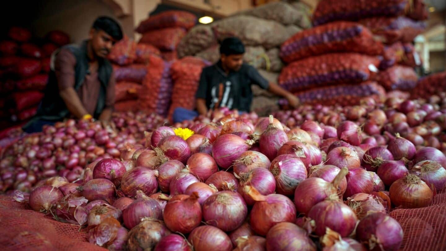 Farmers and activists halt Delhi-bound 'Kanda Express' over spoiled onions