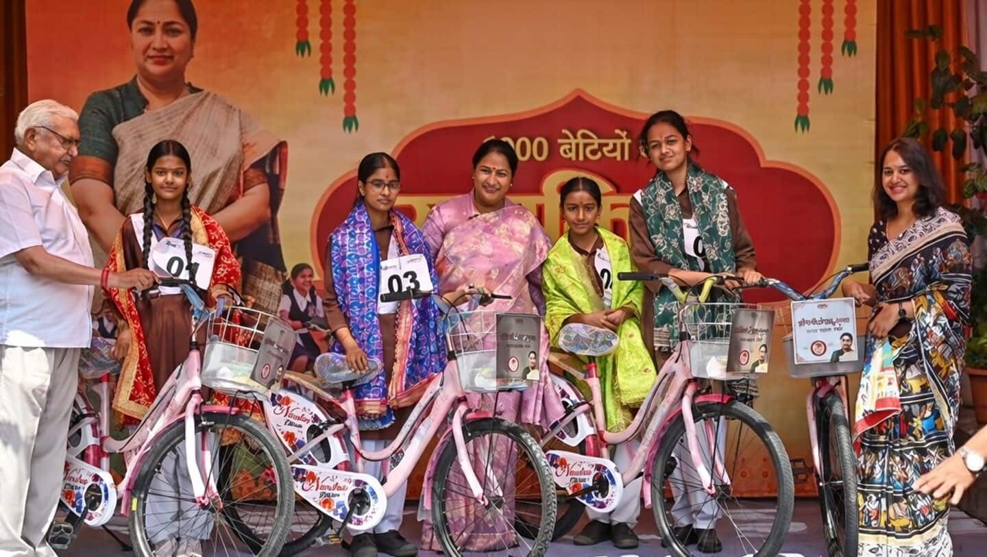 Delhi government to give free bicycles to schoolgirls