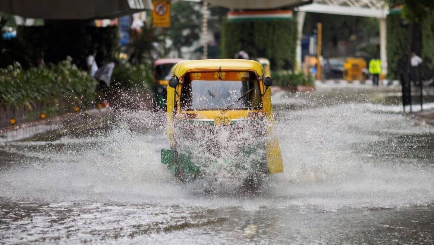 IMD forecasts Delhi Thursday: 36-38°C days, 21-23°C nights, thunderstorms possible
