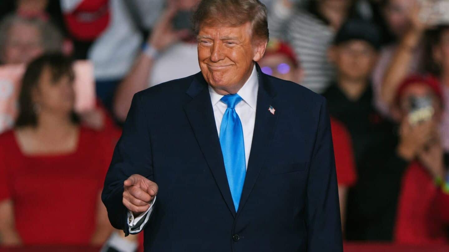 Trump sends $500 checks and $90 Medicare payments before midterms