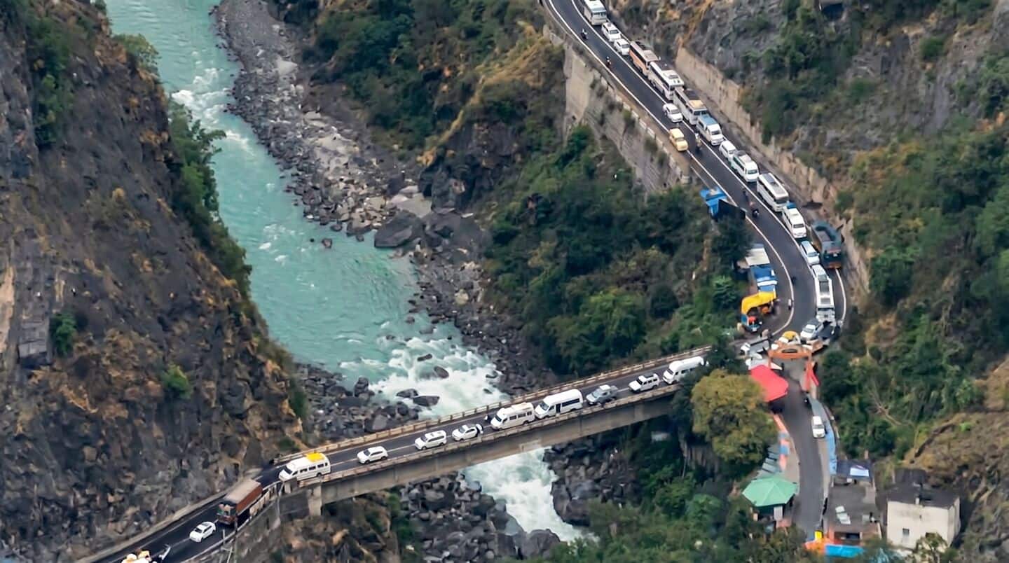 Thousands of pilgrims caught in kilometer-long queues on Badrinath highway
