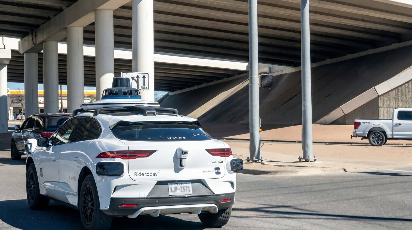 Waymo self-driving taxi drove off with Di Jin's luggage