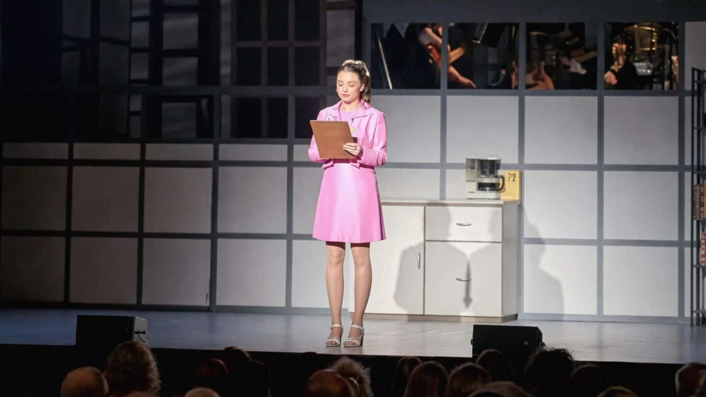 '9 to 5' cast pause in Worthing for Parton tribute