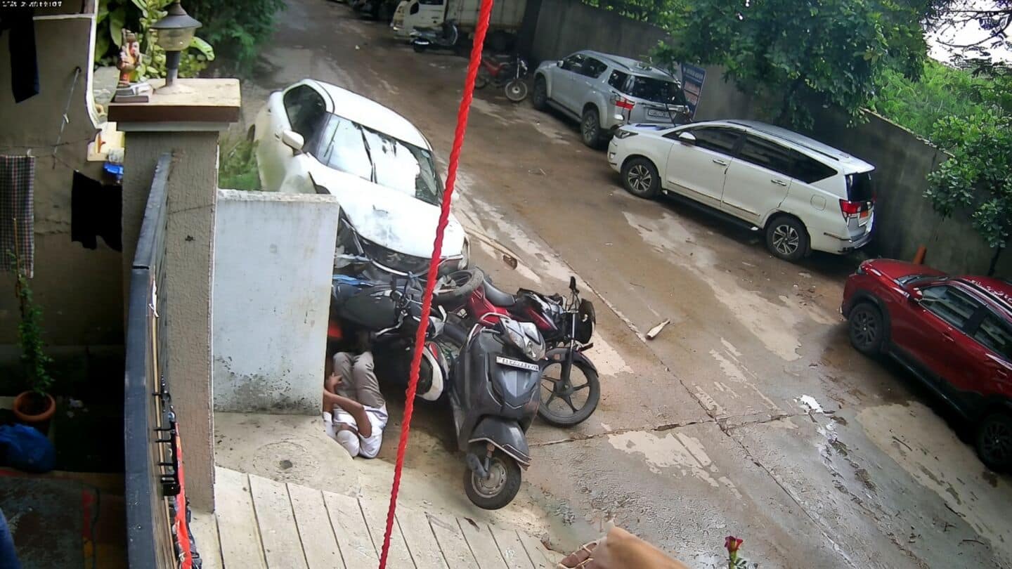 Allegedly unlicensed 17-year-old crashed Maruti Baleno in Borabanda, injuring 2