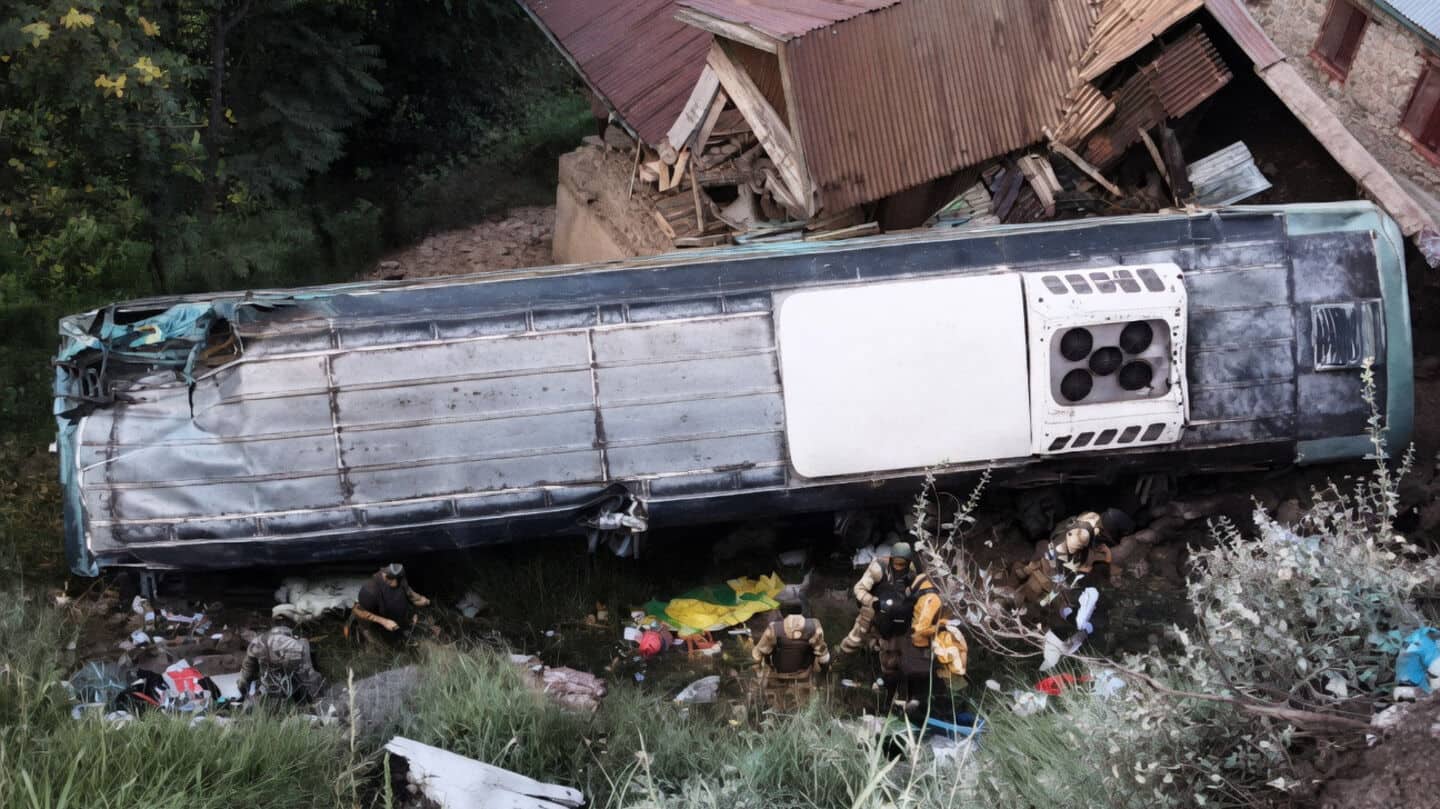 Bus in Ganderbal carrying about 50 Amarnath Yatra pilgrims skids